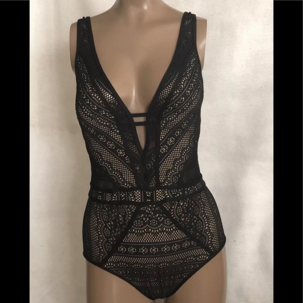 🔺SOLD🔺Becca Show & Tell Crochet Plunge Swimsuit - Picture 1 of 2